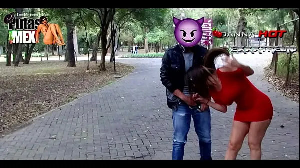DANNA HOT NUDE IN A PUBLIC PARK IN FRONT OF MANY PEOPLE AND GIVING ORAL SEX TO A STRANGER Film hangat yang hangat