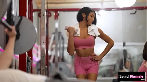 Heiße Das Latina-Tgirl Lola Morena wird in einem Fitnessstudio ohne Sattel geficktwarme Filme