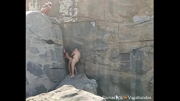 Hotte Quickie on the beach being watched by two teens girls without realizing it varme film