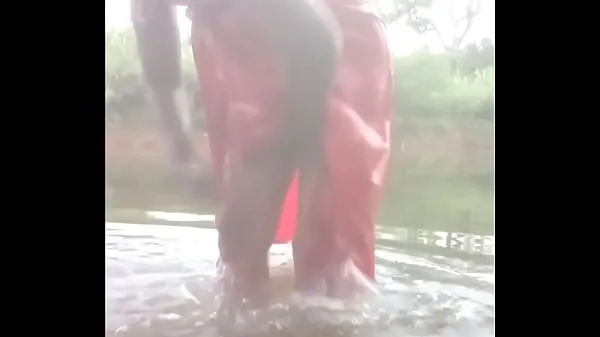 Heiße Indisches Dorf Desi Tante Topless Outdoor Bath mit Onkel Capture Shakshiwarme Filme