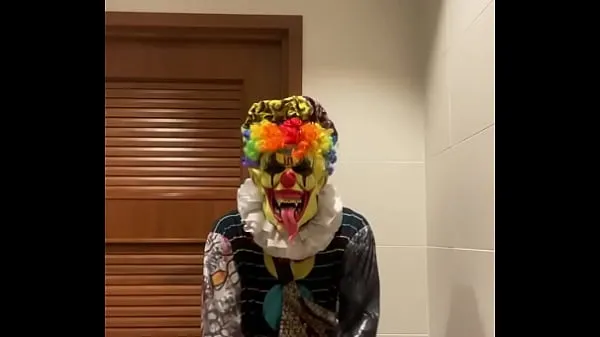 Lila Lovely takes a bathroom break with Gibby The Clown Filem hangat panas