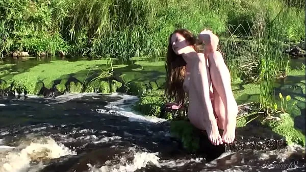 Vroči Skinny Dipping And Pussy Pleasing With Gorgeous Teen Model Nicole topli filmi