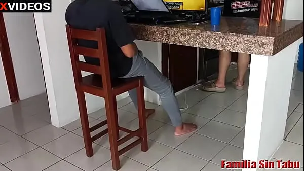 Nóng How to fuck your colleggiala hot sexy perverted gets fucked by her stepbrother behind her parents who is distracted in the kitchen Phim ấm áp