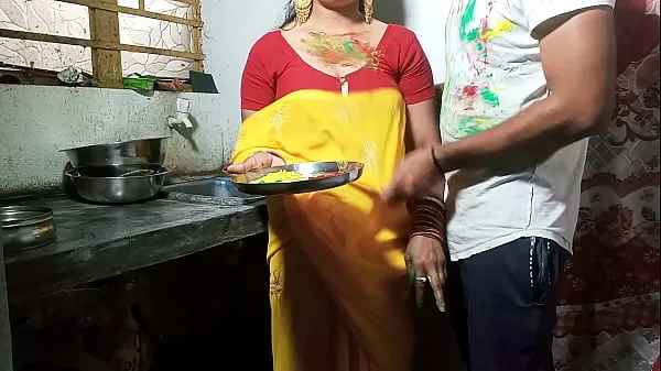 ホットな HOLI Devarのフェスティバルで、クリアなヒンディー語の声で彼女のおっぱいに色を塗った後、キッチンスタンドでかわいいセクシーなBhabhiをファック 温かい映画