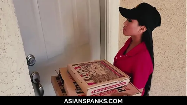 Hot Pizza Delivery Teen Cheated by Jerking Guys (Ember Snow) [UNCENSORED warm Movies