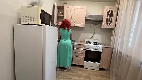 热step Mom with a big ass satisfied her son with her anal in the kitchen温暖的电影
