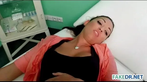 ホットな Bruentte babe gets fucked in fake hospital 温かい映画