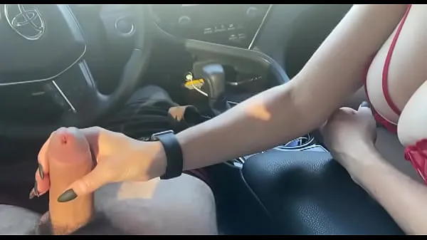 Hotte Busty slut gives a blowjob in the car and cums in her mouth varme film