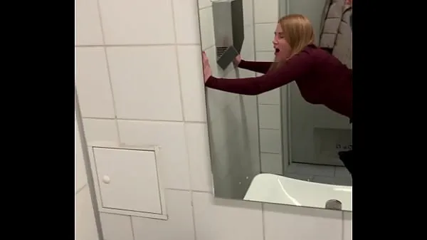 گرم SugarNadya fucks in the airport bathroom right before her flight گرم فلمیں