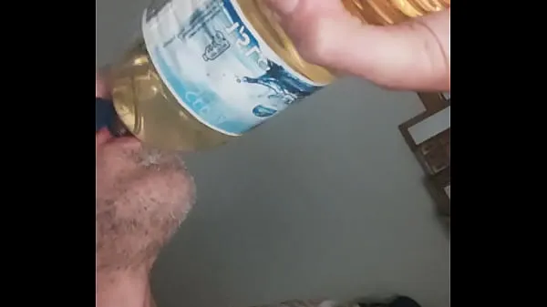 Nóng Chugging 1,5 litres of male piss, swallowing all until last drop part two Phim ấm áp