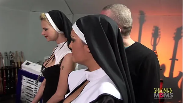 Hotte Two naughty nuns get surprised with big hard cocks varme film