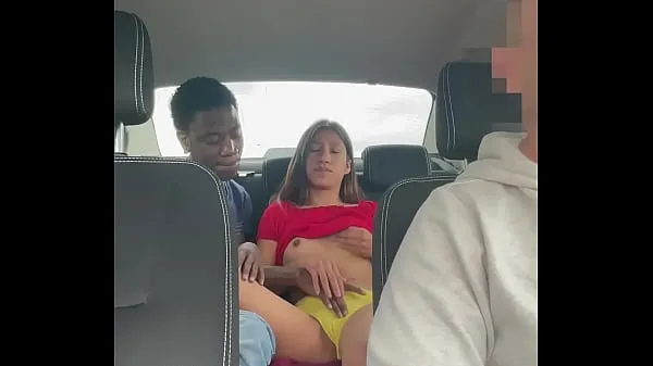 Hotte Hidden camera records a young couple fucking in a taxi varme filmer