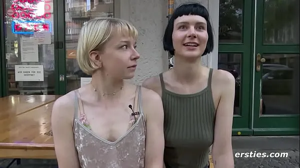 Lesbian Babes Stroke Each Other Passionately Film hangat yang hangat