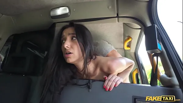 Hotte Fake Taxi Sex starved taxi driver fucks the tight pussy of his passenger varme film