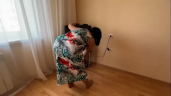 Vroči step Mom turned on the TV. Her big and elastic ass beckons to her son's sex topli filmi
