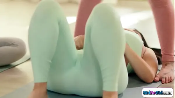 뜨거운 Busty latinas licked by hot yoga teacher 따뜻한 영화