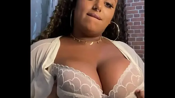 Hot Busty Brunette exhibant son beau décolleté - Folgosa Xxx en webcam Films chauds