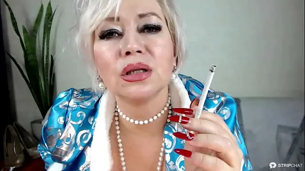 Film caldi Calde conversazioni sporche da una depravata mamma-attrice fumatrice nell'immagine di Santa Girlcaldi