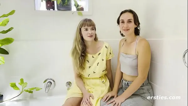 Kuumia Cute Babes Enjoy a Sexy Bath Together lämpimiä elokuvia