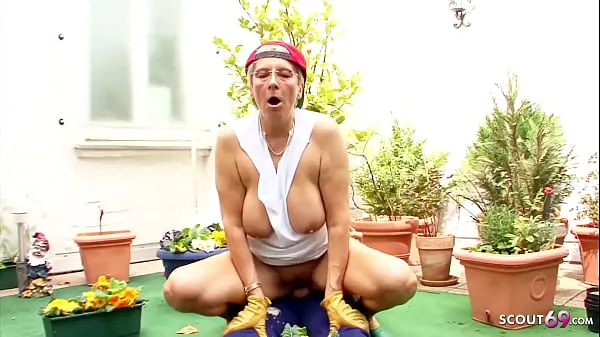Kuumia German Grandma with Huge Boobs seduce to Fuck in her Garden lämpimiä elokuvia