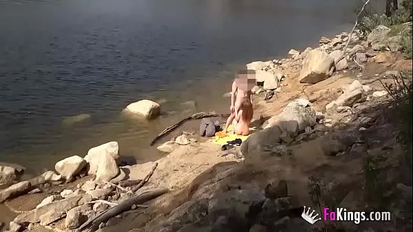 Gorące Redhead slut seduces random guys next to the beach. Go Jadeciepłe filmy