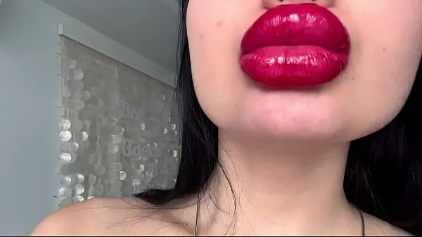 Hete bimbo playing with her big fake lips warme films