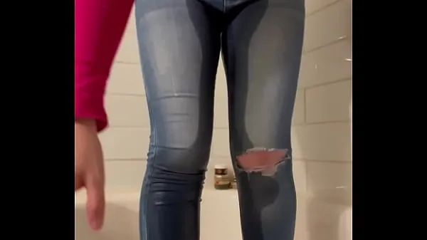 گرم Girl Dared to Hold Bladder Has Accident in her Tight Jeans گرم فلمیں