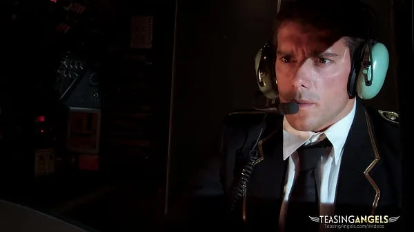 Hotte Horny pilot fucking a flight attendant in the cockpit varme film
