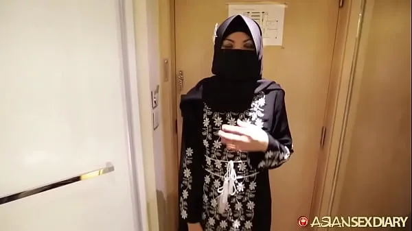 Горячие 18-летняя арабка-мусульманка в хиджабе в Тель-Авиве, Израиль, сосет и трахается с большим белым членомтеплые фильмы