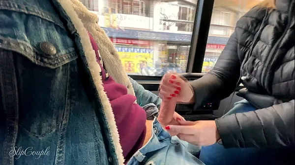 ภาพยนตร์ยอดนิยม She tried her first Footjob and give a sloppy Handjob - very risky in a public sightseeing bus :P เรื่องอบอุ่น