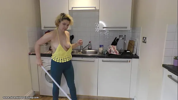 Hotte Delilah mops the kitchen floor and gives great downblouse view varme filmer