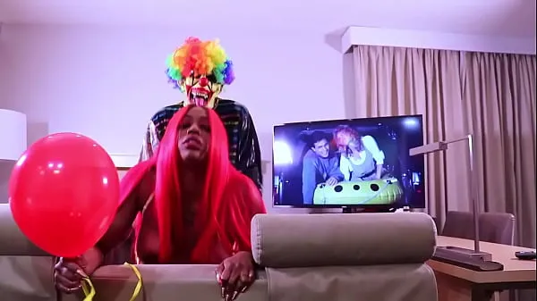 Film caldi Gibby il clown scopa Victoria Cakes in questo sextape basato sull'orrorecaldi