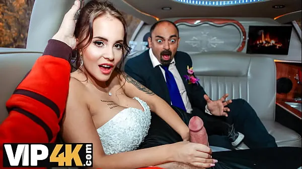 Hotte VIP4K. Random passerby scores luxurious bride in the wedding limo varme filmer