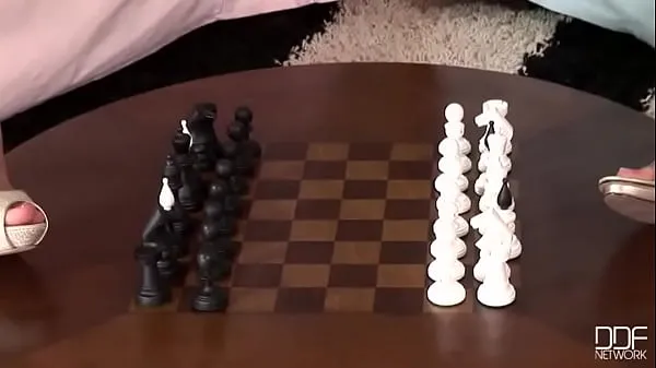热Hot lesbian chess game in bed温暖的电影