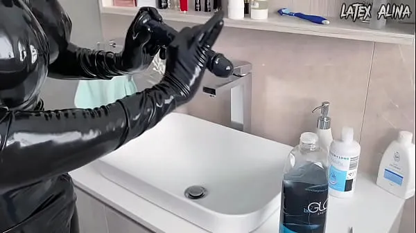 गर्म Latex Drone Secures Huge Dildo Inside Ass गर्म फिल्में