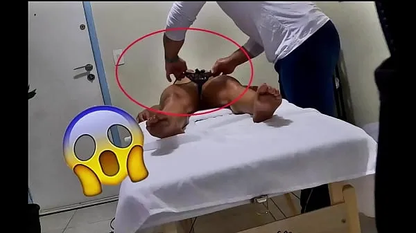热Naughty masseuse took off his client's panties and filmed in secret温暖的电影