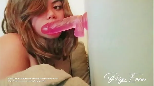 Kuumia Best Ever Indian Arab Girl Priya Emma Sucking on a Dildo Closeup lämpimiä elokuvia