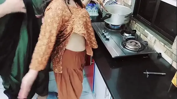 Femme au foyer pakistanaise XXX, les deux trous baisés dans la cuisine avec un son clair en hindi Films chauds