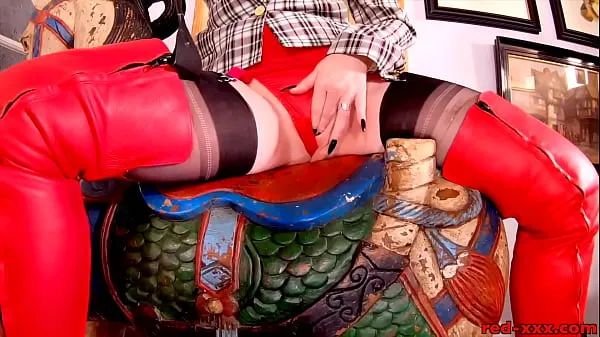 热Hot MILF Red XXX in her sexy red thigh high boots温暖的电影