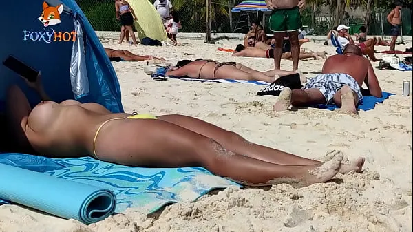 Prendre un bain de soleil seins nus sur la plage pour être regardé par d'autres hommes Films chauds