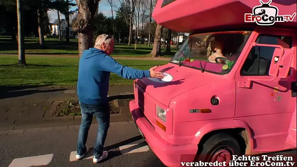 Grand-père ramasse une jeune fille allemande en public et la baise en voiture Films chauds