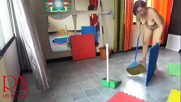 Kuumia Nudist maid cleans the yoga room. A naked cleaner cleans mirrors, sweeps and mops the floor. scene 1 lämpimiä elokuvia