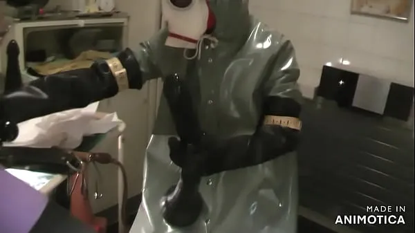 Hotte Rubbernurse Agnes - Heavy Rubber green clinic gown with hood and white gasmask - deep pegging with two colonoscope-style dildos - final deep analfisting with thick chemical gloves and cum varme filmer