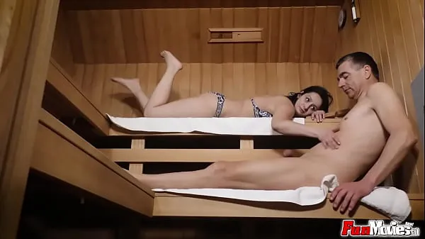 Hete EU milf sucking dick in the sauna warme films