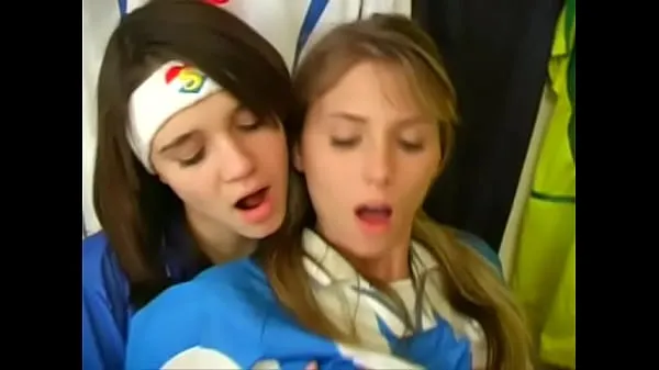 Películas calientes Las chicas de los uniformes de fútbol de argentina e italia se divierten en el vestuario cálidas