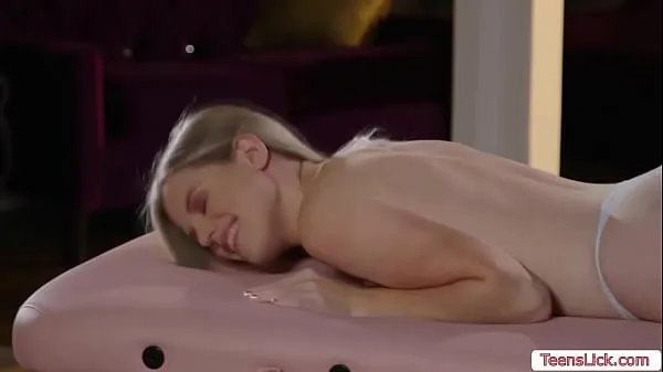 Καυτές Teen masseuse lets her customer get undress and she then massage her that,they get horny and start kissing and licking each others pussy ζεστές ταινίες