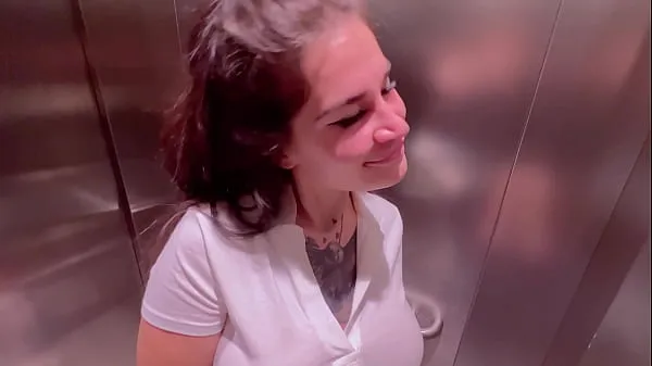 뜨거운 Beautiful girl Instagram blogger sucks in the elevator of the store and gets a facial 따뜻한 영화