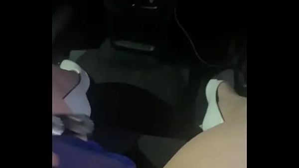 Hotte Hot nymphet shoves a toy up her pussy in uber car and then lets the driver stick his fingers in her pussy varme film