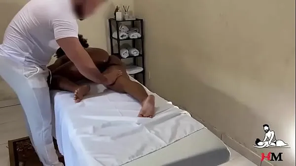 Nóng Big ass black woman without masturbating during massage Phim ấm áp