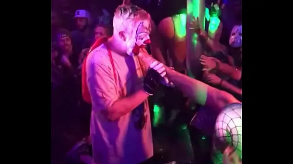 Hotte Clown Worshipping Dirty Feet Onstage @ Music Festival varme film